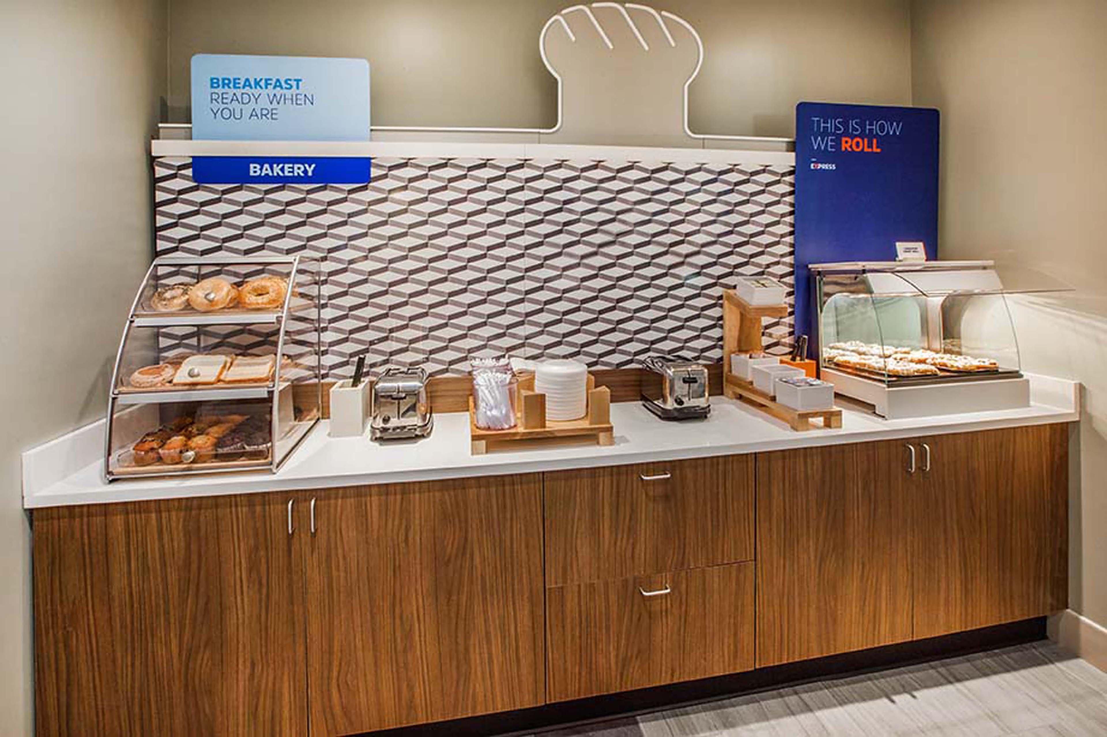 Holiday Inn Express And Suites Madison Central By Ihg Экстерьер фото